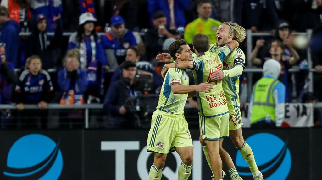 Emil Forsberg (r.) jubelt nach seinem Assist für Dante Vanzeir (l.).