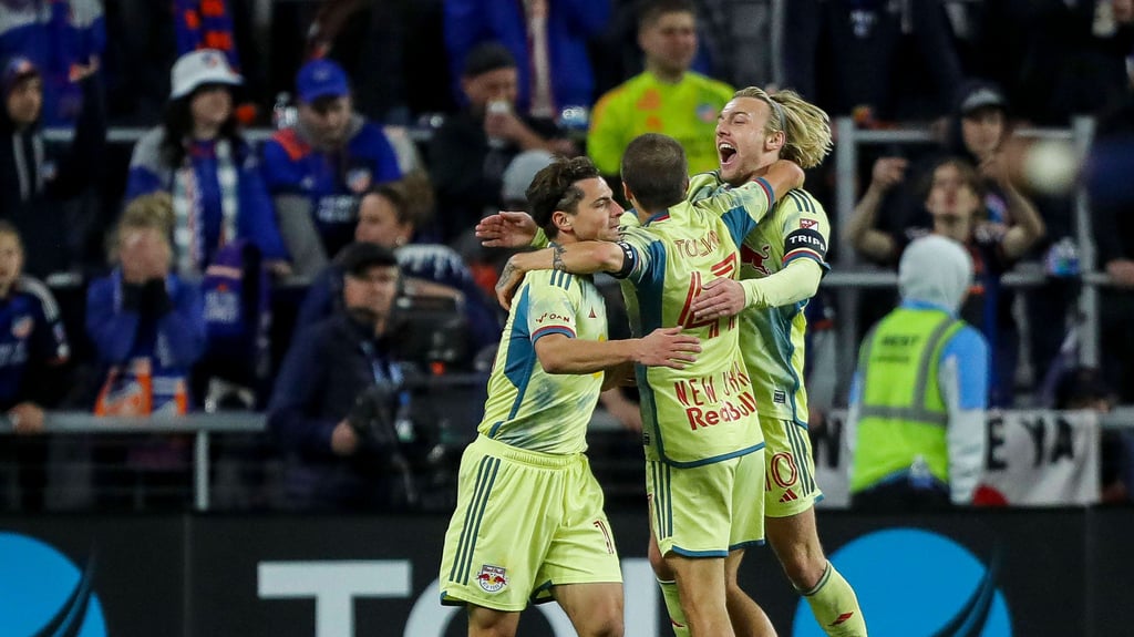 Emil Forsberg&nbsp;(r.) jubelt nach seinem Assist für Dante Vanzeir (l.).