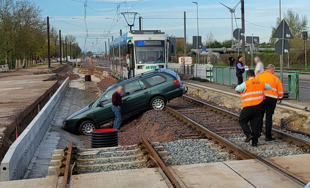 In Magdeburg ist erneut ein Auto in das Gleisbett der Straßenbahn geraten.