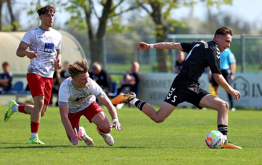 Marcel Zajusch (r.) hatte beim Oberliga-Debüt einen schweren Stand.