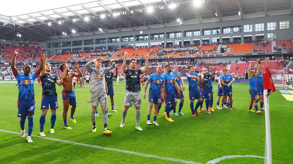 Jubel vor dem Gästeblock: RB-Team nach dem 4:1 in Freiburg.