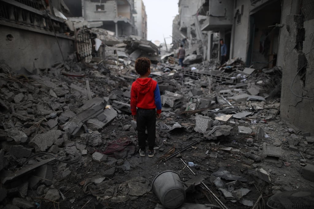 Ein Junge steht vor den Trümmern nach einem Luftangriff im Flüchtlingslager Maghazi im Zentrum des Gazastreifens. Schon sechs Monate lang tobt der Gaza-Krieg.