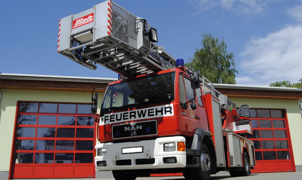 Die Genthiner Feuerwehr hilft mit ihrem Drehleiterfahrzeug bei einem Schornsteinbrand in Güsen.