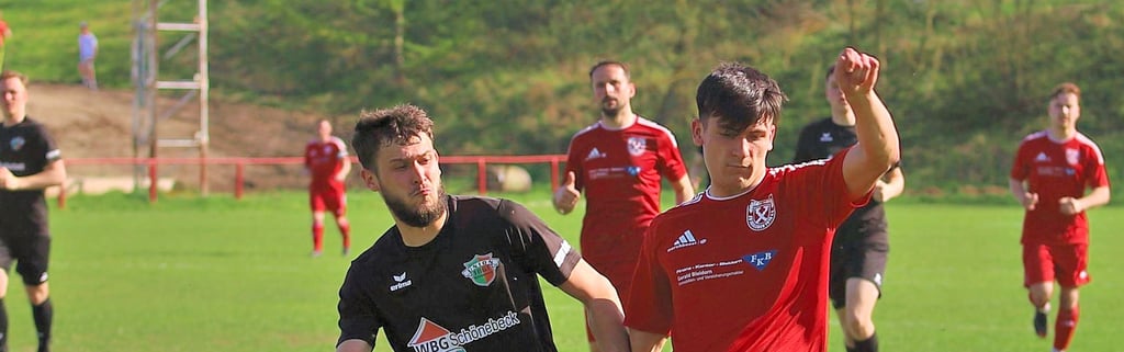 Lucas Michaelis (rechts) und seine Mitspieler von Union Schönebeck bekamen ihr gewohntes Spiel nicht auf den Platz und mussten gegen den SV Irxleben ständig auf der Hut sein.