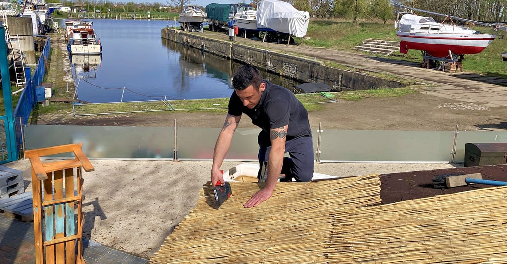 Die Vorbereitungen laufen auf Hochtouren: Benjamin Böhme richtet am Burger Hafen eine Freiluftbar ein.