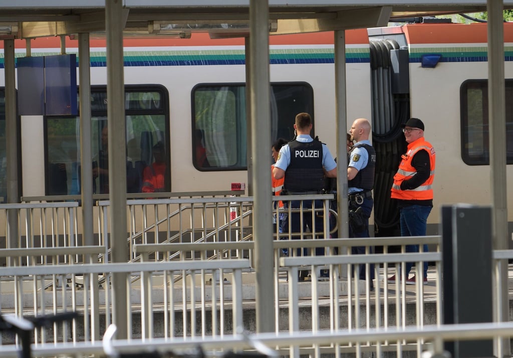 Bahnbedienstete und Polizeibeamte am Bahnhof in Niederlahnstein. In der Regionalbahn hat es einen Messerangriff auf einen Fahrgast gegeben.
