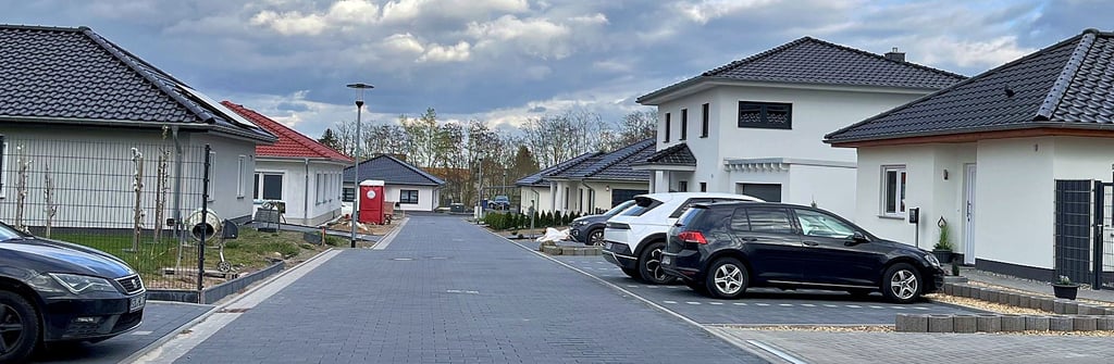 Blick in das Wohngebiet „Feodorapark“ in Tangermünde. Hier und auch in allen anderen neu erschlossenen Wohngebieten sind die Grundstück mittlerweile mit Eigenheimen bebaut.