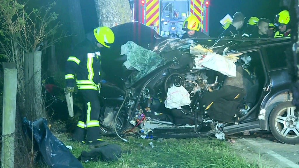 Einsatzkräfte der Feuerwehr arbeiten an der Unfallstelle.