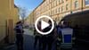 Großeinsatz für die Polizei am Samstag in der Schlosserstraße in Halle: Sprengstoffexperten und Feuerwehr beraten sich.
