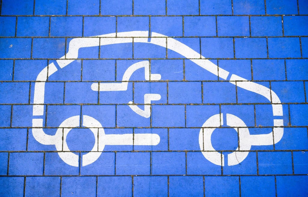 Aufgrund der geringeren Reichweite müssten E-Autos häufiger aufgeladen werden als Verbrenner betankt (Symbolbild).