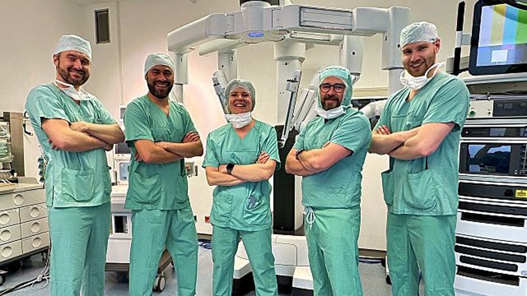 Das „da Vinci“-Team der Urologie: Physician Assistant Christoph Fessel M.Sc, Oberarzt Arturo, Rivera Mejia, Chefärztin Dr. Diana Standhaft, Oberarzt Pavel Kovelenov und Dr. Paul Voigt (v.l.)