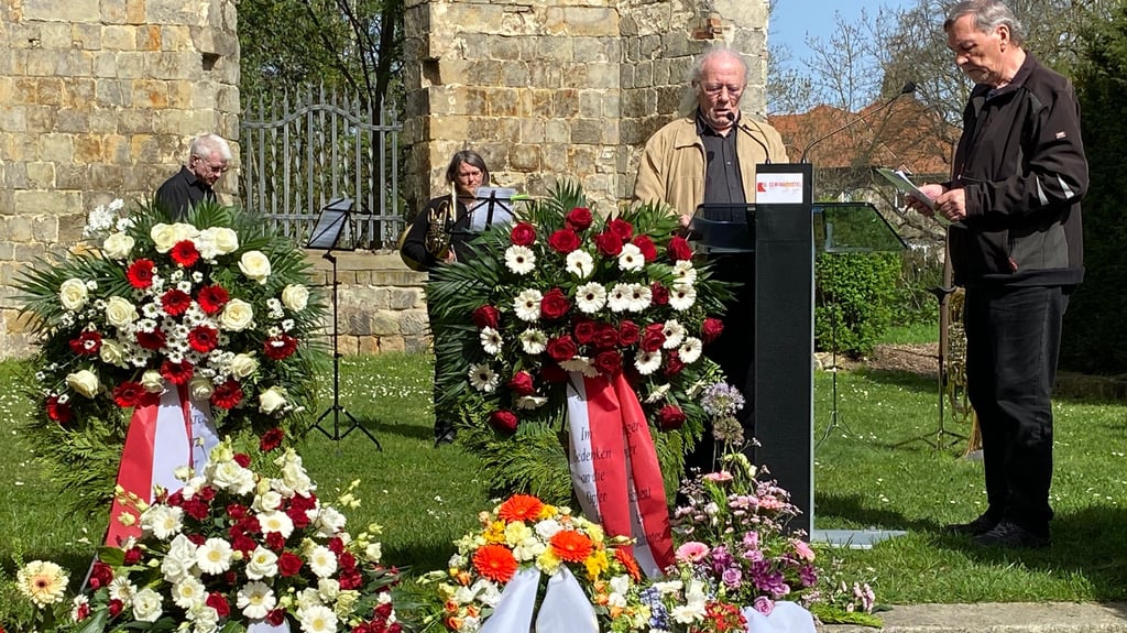 Jean-Louis Bertrand, Sohn eines KZ- Überlebenden, sprach zum Gedenken an die Bombardierung Halberstadts am 8. April 1945, Klaus-Dieter Bosse übersetzte die Rede an der Ruine der Franzosenkirche.