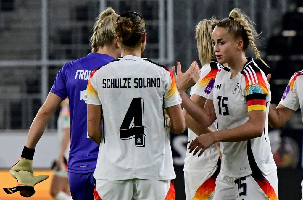 Deutschlands Giulia Gwinn (r) feiert mit Bibiane Schulze Solano (4) und weiteren Mitspielerinnen den Sieg gegen Österreich.