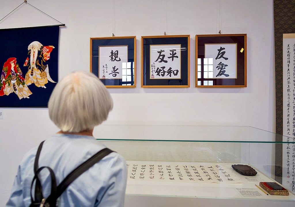 Japanische Schriftzeichen gehören zur Ausstellung.