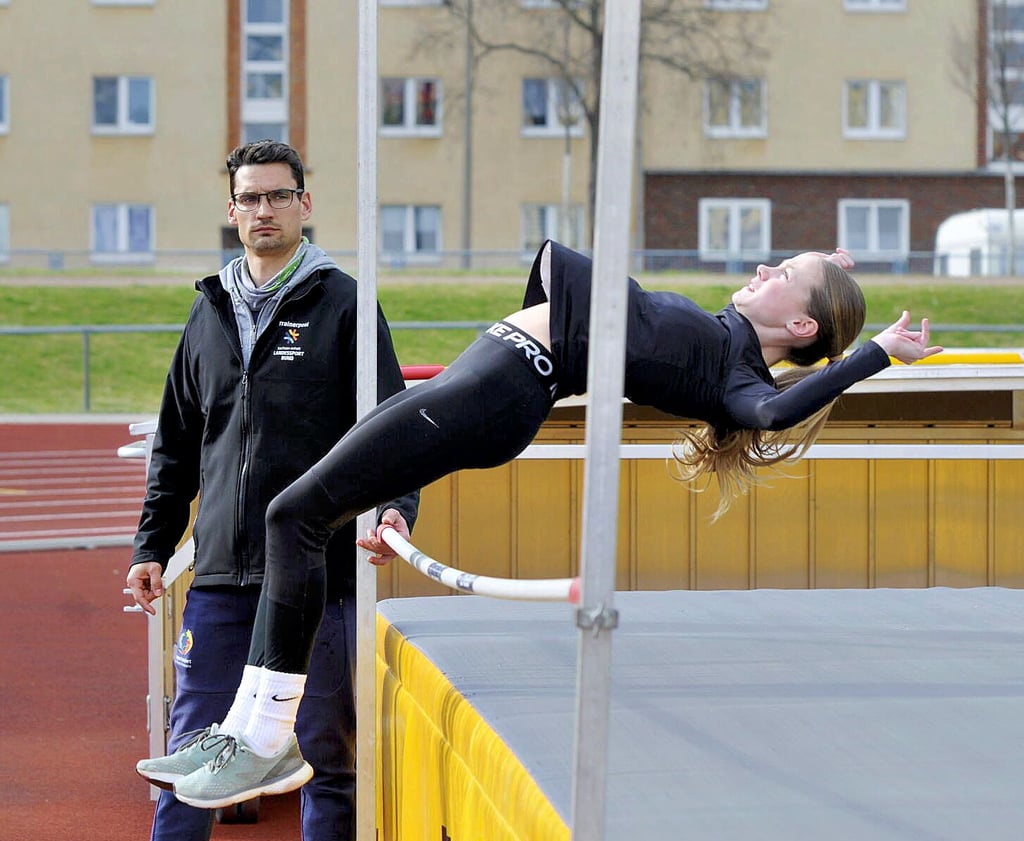 Trainer Philipp Töpfer begutachtet die „Flugversuche“ von Heidi Jaenisch.