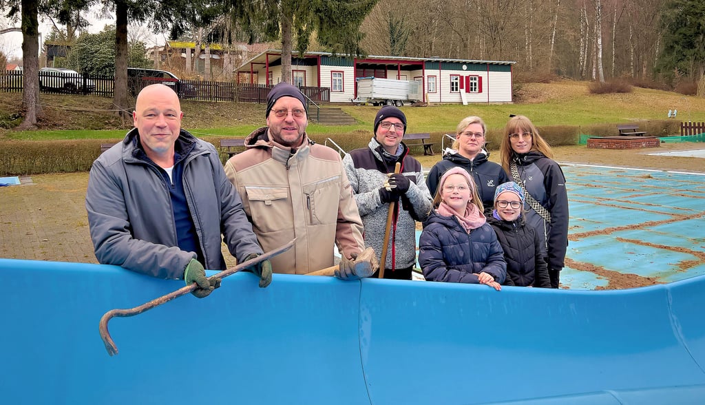 Die Mitglieder des Waldbadvereins Elend - hier Michél König, Stefan Kopka, Mike mit Janine und Emily Sandner sowie Jenny und Joelle Lüders (von links) - haben dieser Tage wieder Hand angelegt und das Gelände des beliebten Freibades weiter aufgehübscht.