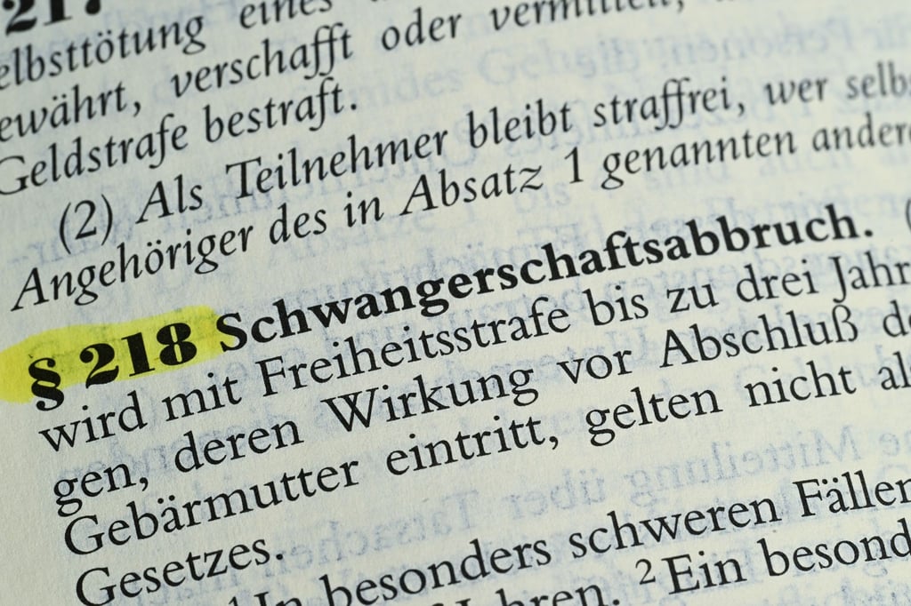 Eine Abtreibung ist nach Paragraf 218 grundsätzlich strafbar, es sei denn, sie findet innerhalb der ersten zwölf Wochen statt und die Frau hat sich zuvor beraten lassen.