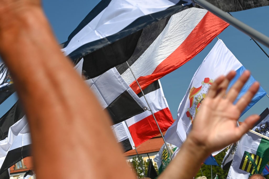 Reichsflaggen während einer Kundgebung (Symbolbild).