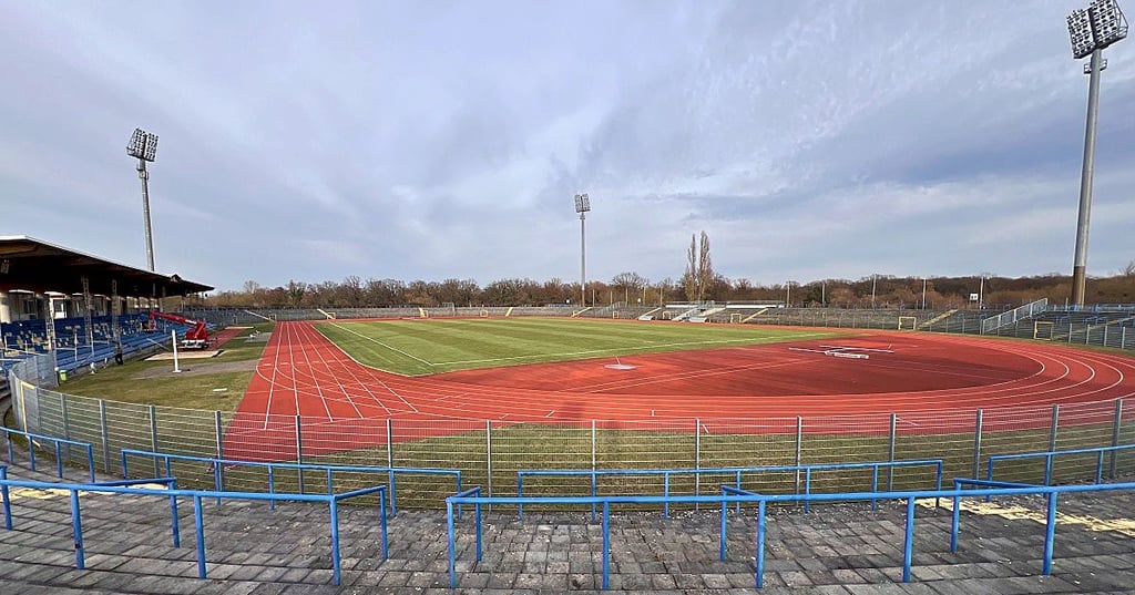 Paul Greifzu Stadion- letzte Vorbvereitungen für das Rugby Spiel