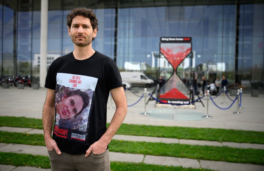Alon Gat, Bruder der noch entführten Geisel Carmel Gat und Ehemann der inzwischen befreiten Geisel Yarden Roman-Gat, steht bei einer Protestaktion von israelischen Angehörigen von Hamas-Geiseln am Deutschen Bundestag.
