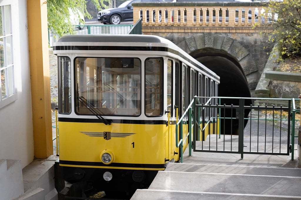 Ein Wagen der Standseilbahn steht in der Bergstation. Die bei Touristen beliebte Seilbahn ist wegen der alle zehn Jahre stattfindenden Hauptuntersuchung für fast zwei Monate nicht in Betrieb.