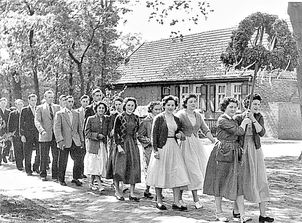Die jungen Frauen tragen die Krone zum Festplatz (50er Jahre).