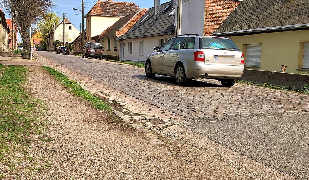 Abschied von der Buckelpiste: Die alte Pflasterstrecke in Glauzig wird saniert. Das soll über ein Jahr dauern, wie der Landkreis mitteilt.