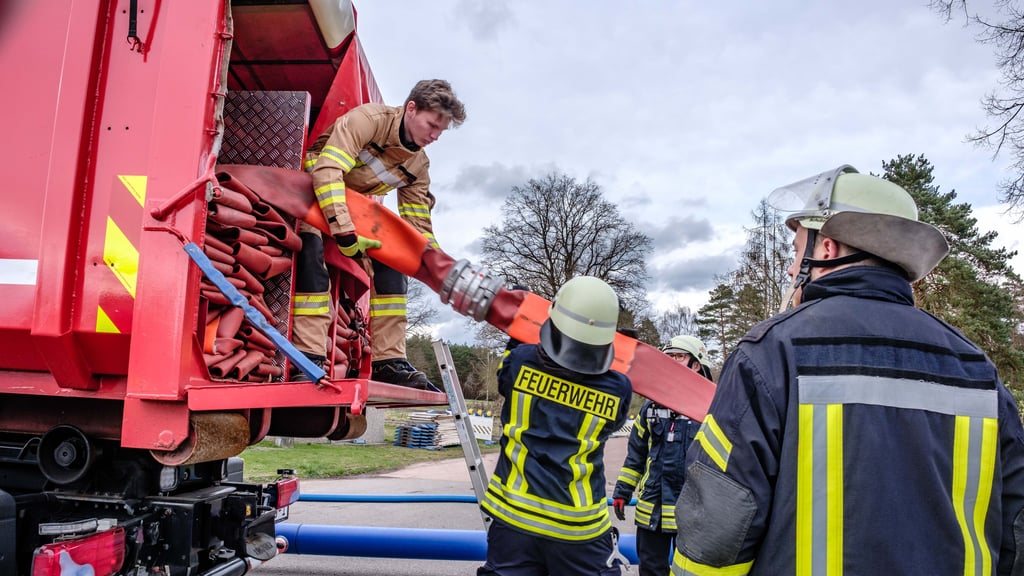 Die Feuerwehr im Einsatz bei der Wasserrohrhavarie in Möllensdorf.