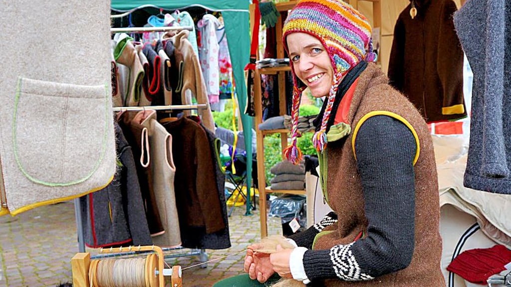 Kunsthandwerk gibt es auf dem Wolmirstedter Regionalmarkt auch wieder zu sehen. Bei einer vergangenen Veranstaltung wurde Schafwolle gesponnen.