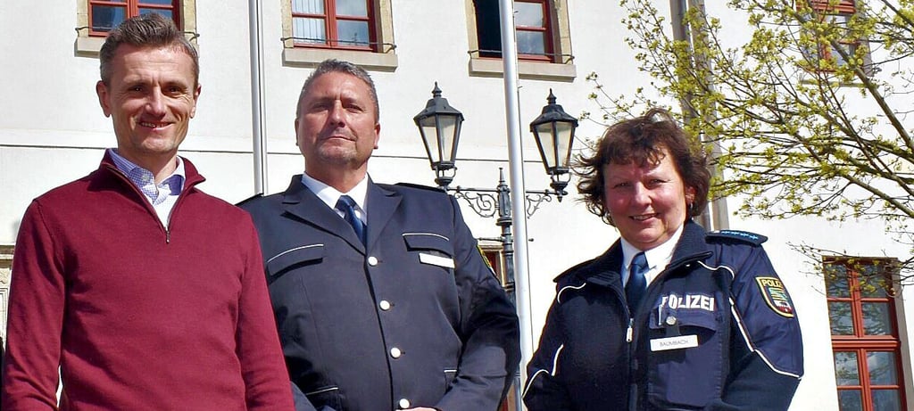Bürgermeister Benjamin Kanngießer mit den Regionalbereichsbeamten Thomas Gau (Mitte) und Simone Baumbach.