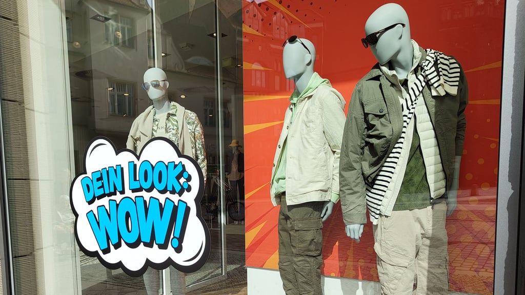 Die Schaufensterpuppen im Modehaus Ramelow in Stendal präsentieren in diesem Schaufenster den neuen Trend für Herren.