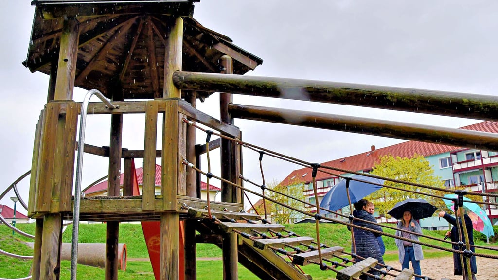 Der sogenannte Zahn der Zeit hat am Holz des Kletterturms und auch an den Pfosten der Schaukel auf dem Spielplatz an der Lessingstraße in Oebisfelde genagt.