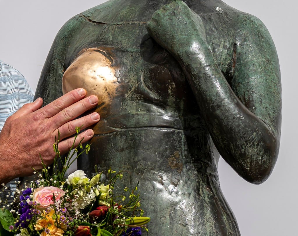 Ein sprechendes Detail der bronzenen Frauenstatue „Bezaubernde Julia“ in München.