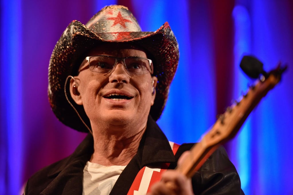 Gitarrist Fritz Puppel der Band City steht im Maschinenhaus der Kulturbrauerei auf der Bühne.