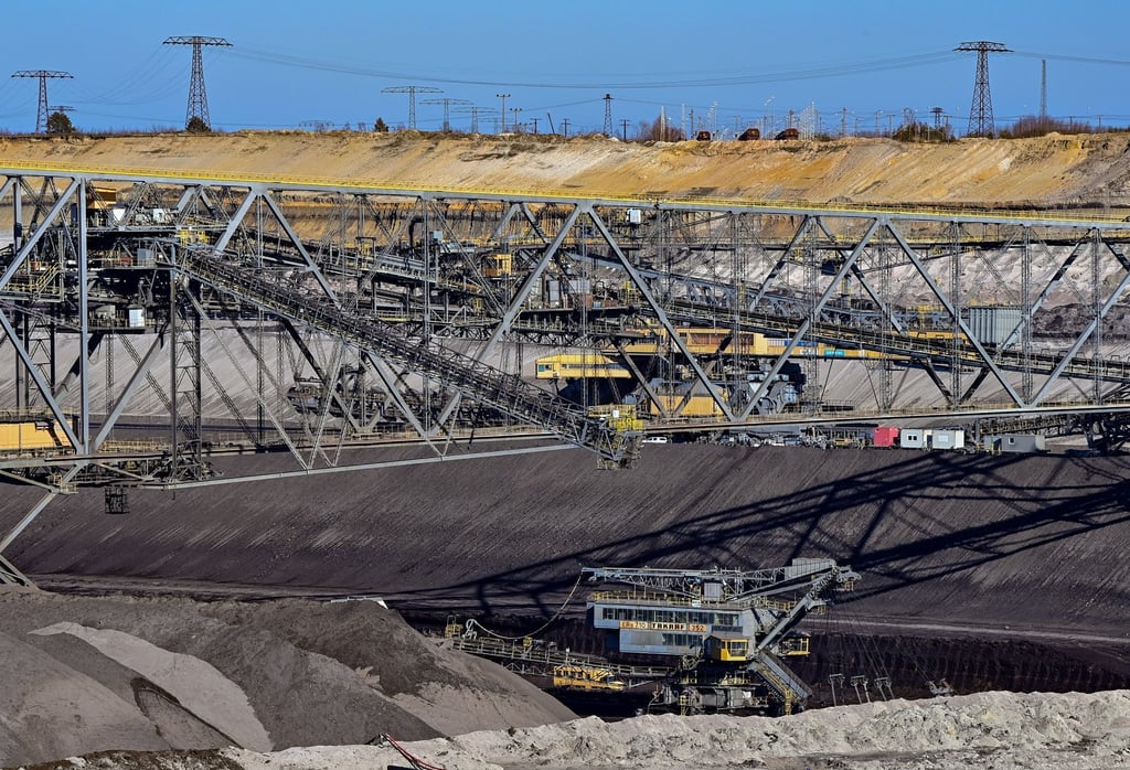 Eine Förderbrücke steht im Braunkohletagebau Welzow-Süd.