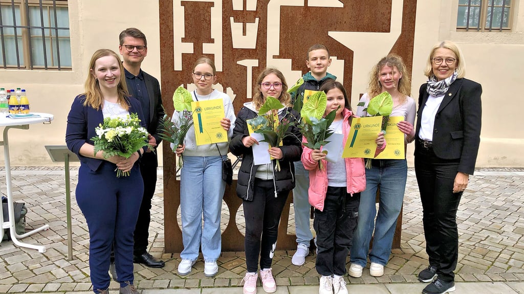 Fünf der sieben Stipendiaten: Zudem rechts Margit Rauh von den Lions, links die Lehrer Katja Mücke und Ingo Balzereit.