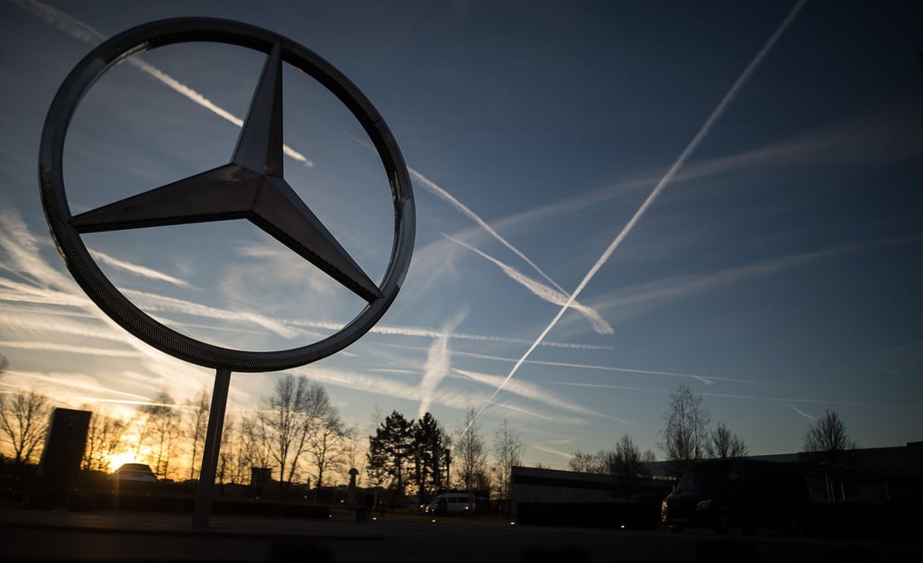Die Sonne geht hinter einem Mercedes-Stern auf dem Mercedes-Benz-Werk auf.