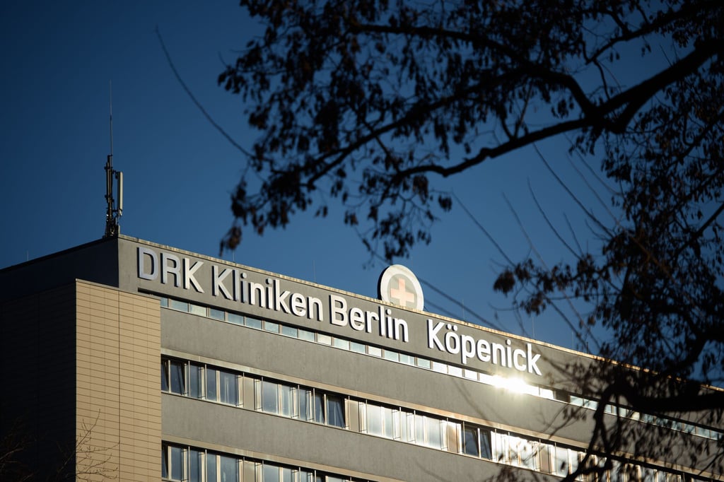 Der Schriftzug der Kliniken Berlin-Köpenick des Deutschen Roten Kreuzes (DRK) ist auf einem Klinikgebäude zu sehen.