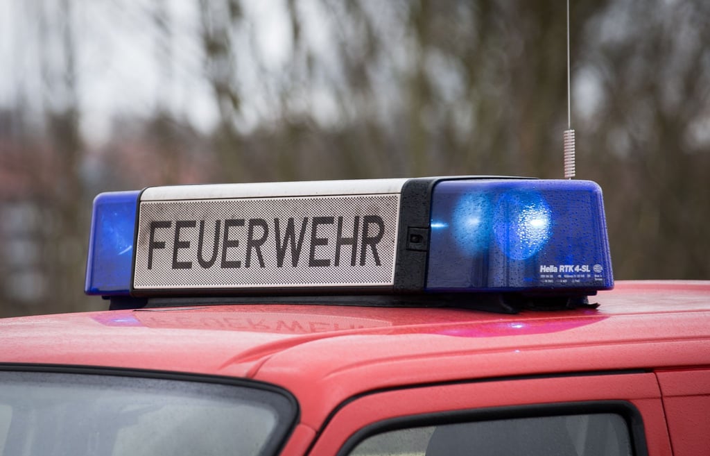 Das Blaulicht eines Feuerwehrautos leuchtet an einem Einsatzort.