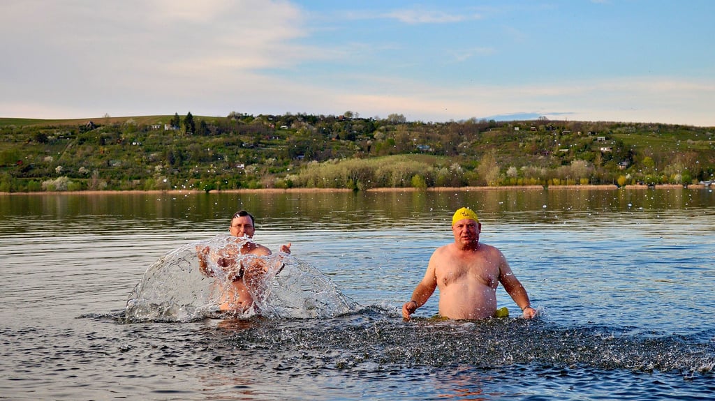 Bei den sommerlichen Temperaturen am Samstag haben Tobias Voigt (links) und Ralf Leberecht ein Bad im Süßen See genommen. Die Wassertemperatur liegt aktuell bei erfrischenden 13 Grad. Die beiden Aseleber springen regelmäßig einmal pro Woche in den See, ob Sommer oder Winter.