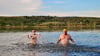 Bei den sommerlichen  Temperaturen am Samstag haben Tobias Voigt (links) und Ralf Leberecht ein Bad im Süßen See genommen. Die Wassertemperatur liegt aktuell bei erfrischenden  13 Grad. Die beiden Aseleber springen regelmäßig einmal pro Woche in den See, ob Sommer oder Winter.  