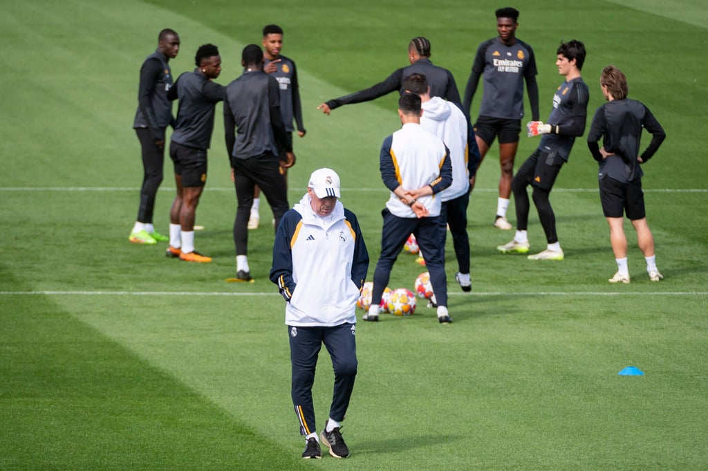 Trainer Carlo Ancelotti steht einen Tag vor dem Viertelfinal-Hinspiel mit Spielern auf dem Trainingsplatz.