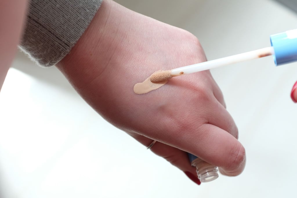 Concealer sollen Augenringe, Unebenheiten und Rötungen abdecken. Eine Untersuchung von „Öko-Test“ zeigt, dass viele Produkte problematische Inhaltsstoffe enthalten.