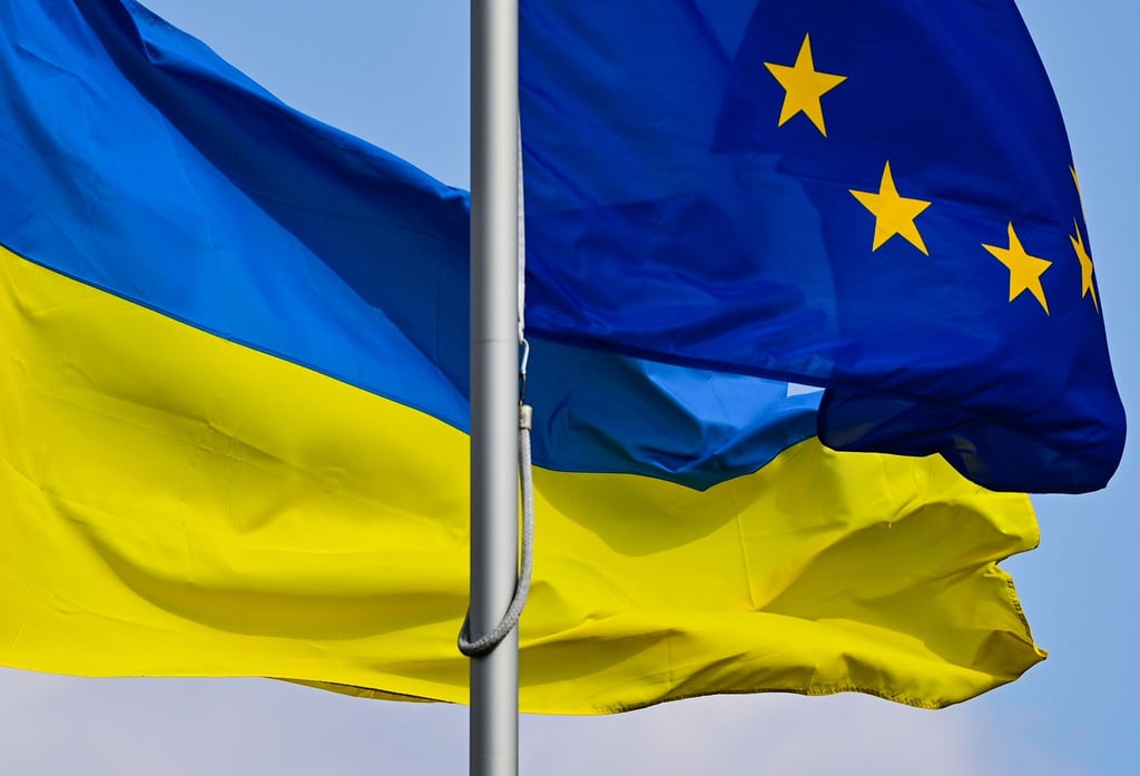 Die Fahnen der Ukraine und der EU wehen im Wind.