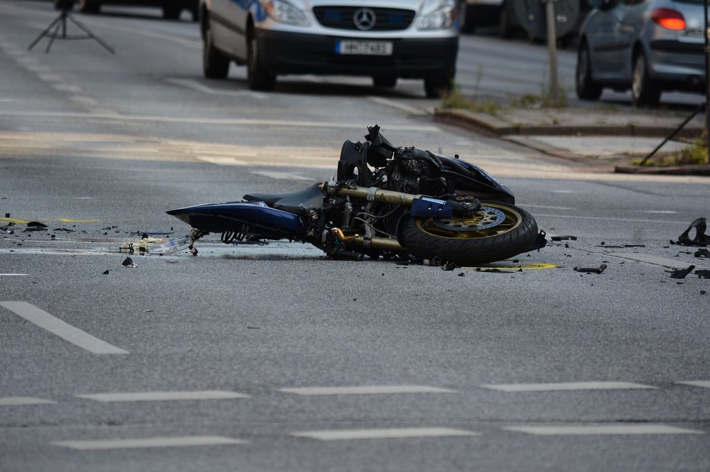 Ein Motorradfahrer starb auf einer Landstraße im Salzlandkreis.