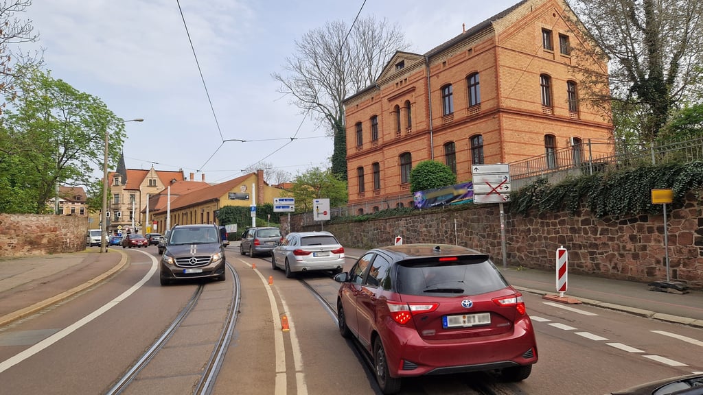 Von der Fährstraße geht es an der Burg Giebichenstein nicht mehr in die Burgstraße.