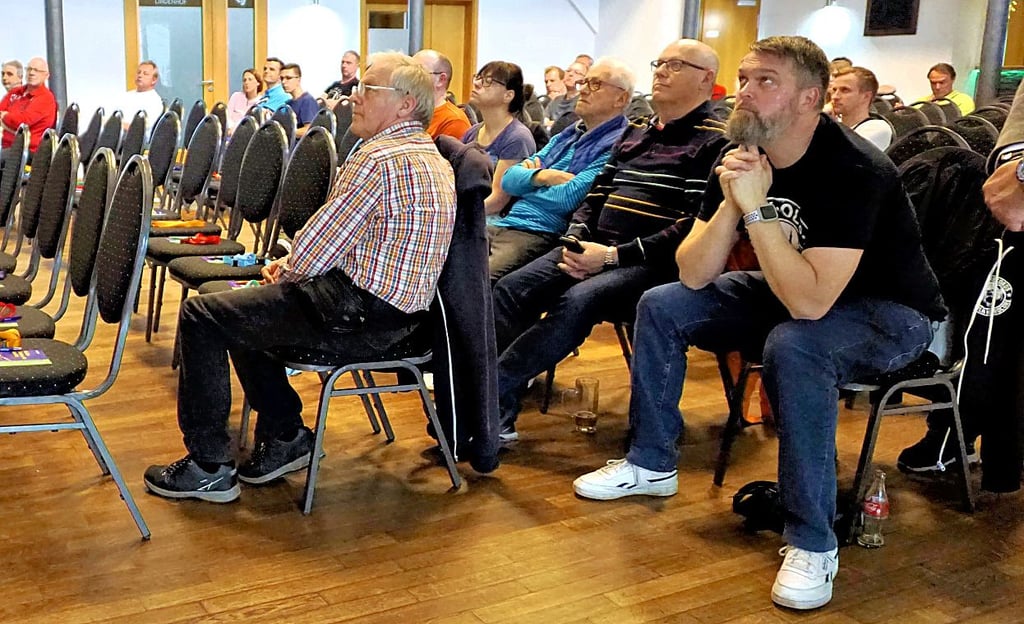 Aufmerksam verfolgen Genthiner die Bildschirmpräsentation.