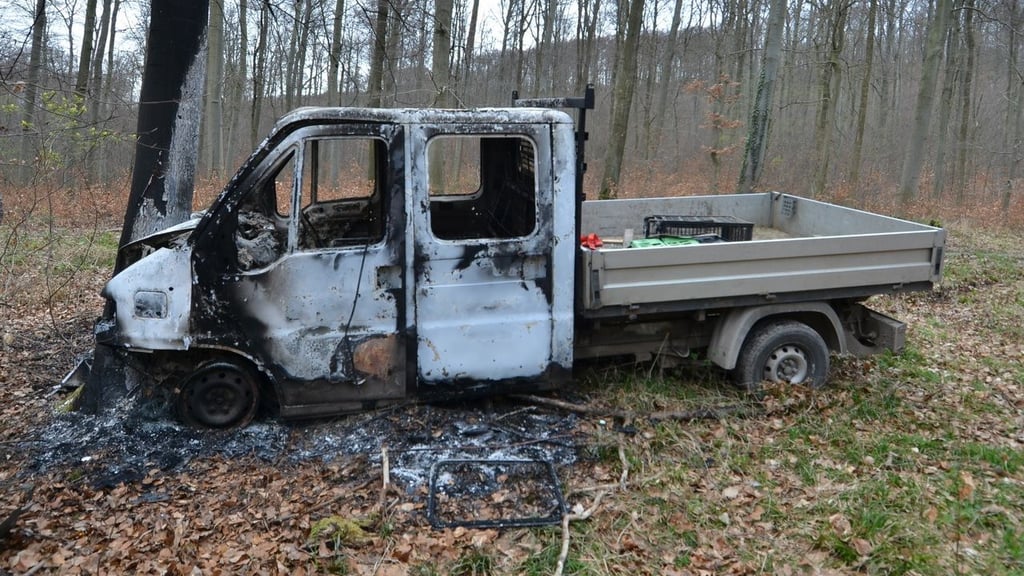 Zuerst wurde der Transporter gestohlen und anschließend gegen einen Baum gesetzt. Warum der Fiat in Brand geraten ist, ist bislang unklar.