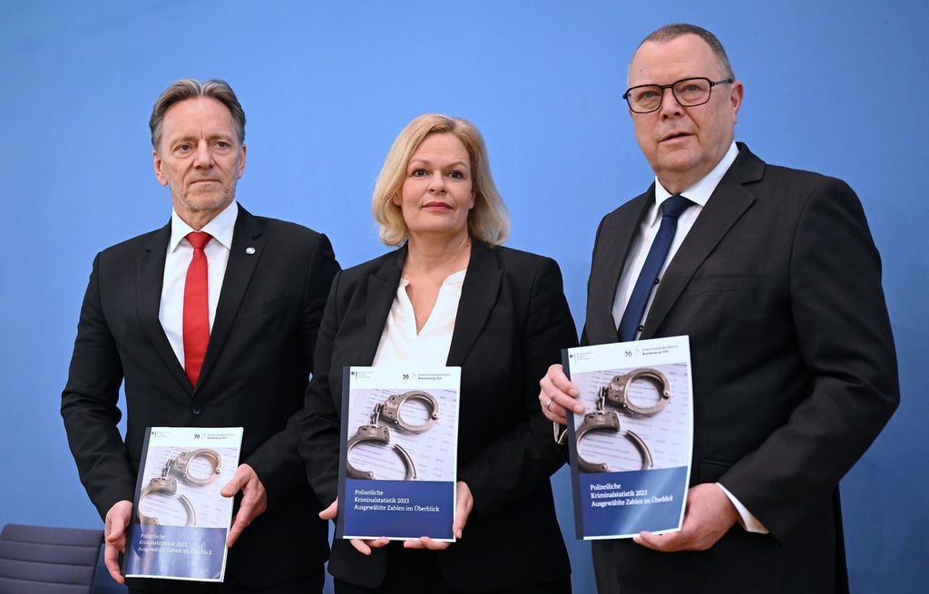 Bundesinnenministerin Nancy Faeser mit BKA-Präsident Holger Münch (l.) und Brandenburgs Innenminister Michael Stübgen bei der Vorstellung der Polizeilichen Kriminalstatistik 2023 (PKS).