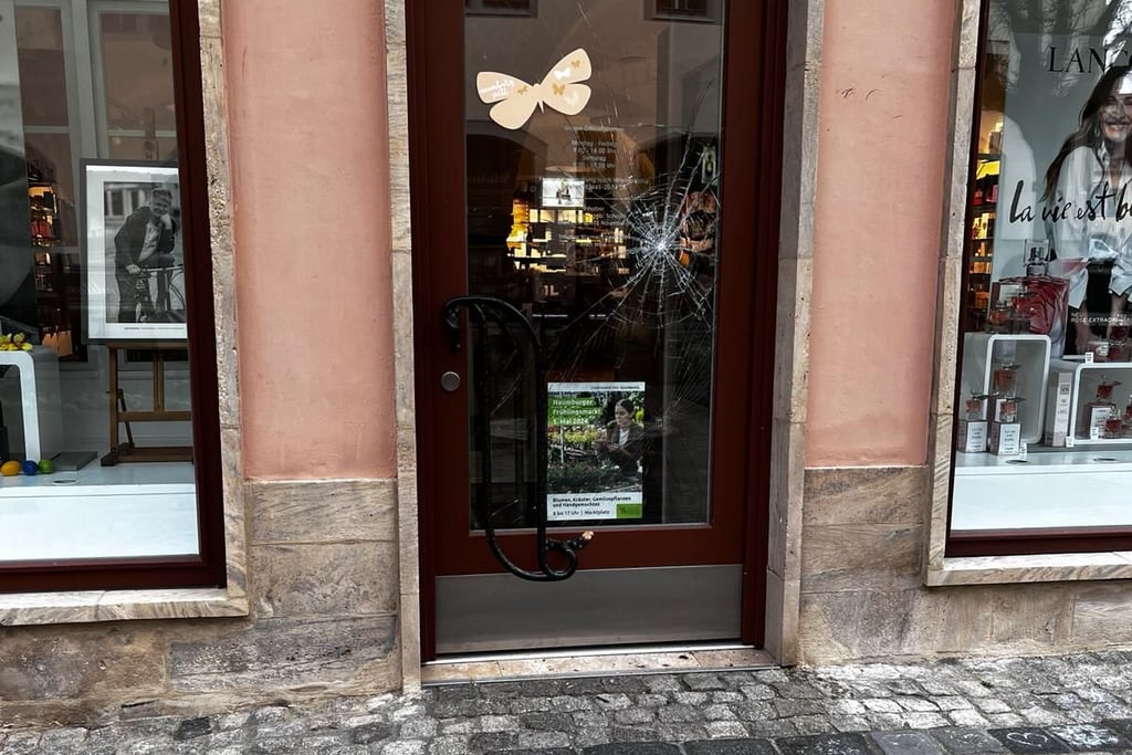 Mit einem Gullydeckel wurde in der Nacht zum Dienstag die Eingangstür der Parfümerie Schotte am Naumburger Marktplatz beschädigt.